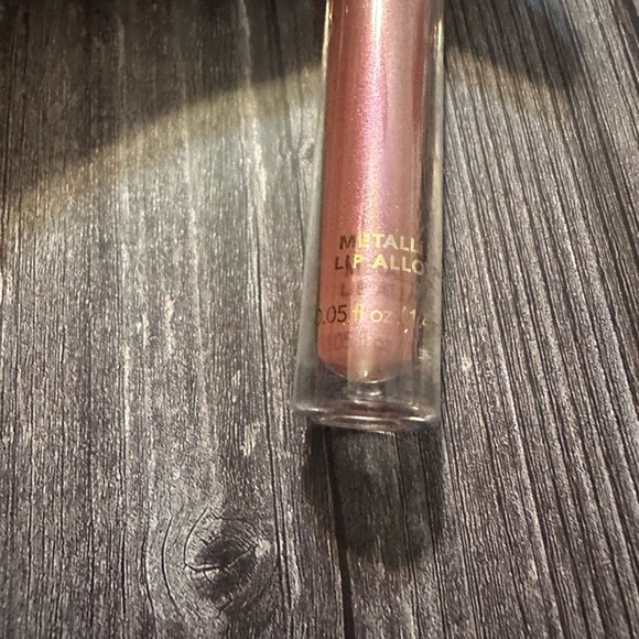 Edition by Rimmel Metallic Lip Alloy - Racy Rose - Picture 3 of 4